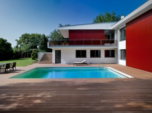 Terrasse de piscine en bois composite